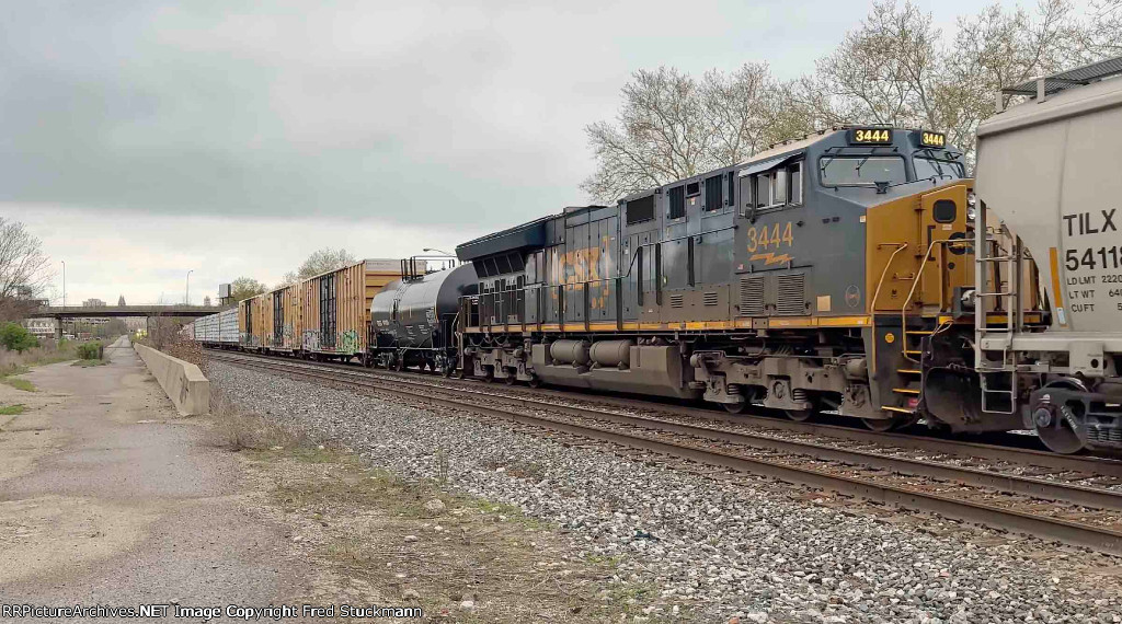 CSX 3444 helps M370.